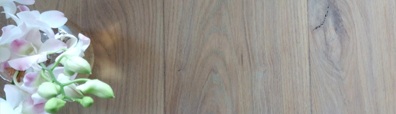 houten vloer schuren en lakken. Na het schuren komt er lak op de vloer. Maar olie kan ook.